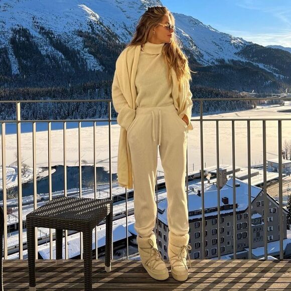 Cream joggers  - Picture 1 of 3